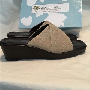 Donald J.Pliner Virgin basic elastic wedges, EUC
